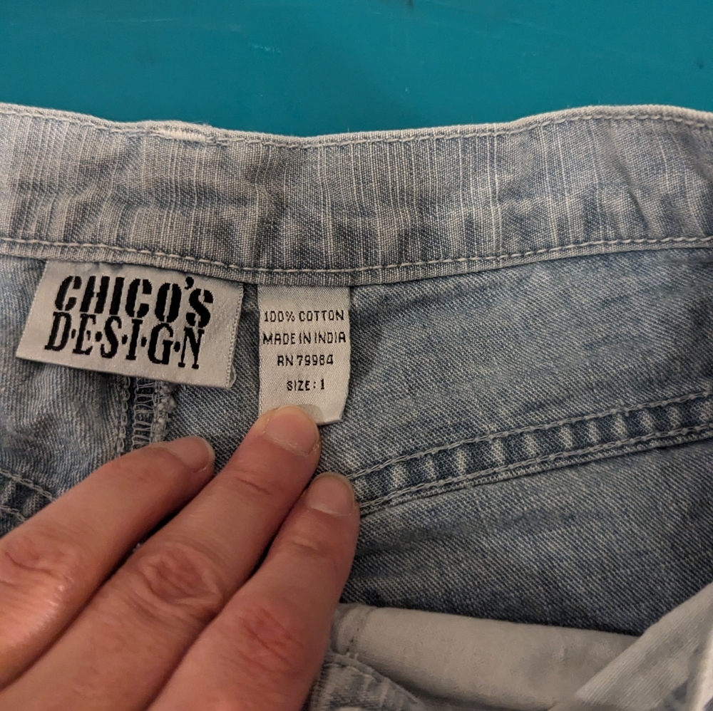 Chico's Design-Lightweight Wide Leg Blue Jean Capri's - Size 8 (Chico's 1) - Picture 6 of 8